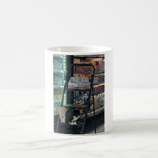 Mágica gatitos de bodega ayudando a reabastecer taza de c