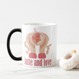 Mágica Latte y taza de amor, manos y cita de café