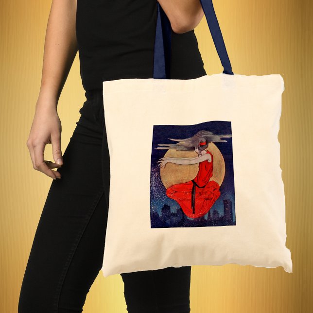 Mágica mujer misteriosa en la bolsa de la luna (Magical woman floating in night sky over city lights on tote bag.)