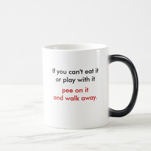Mágica pis en él y la taza ausente del paseo