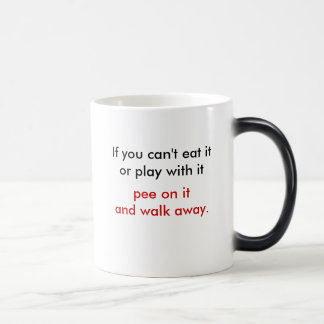 Mágica pis en él y la taza ausente del paseo