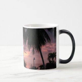 Mágica Puesta del sol tropical en una taza morphing