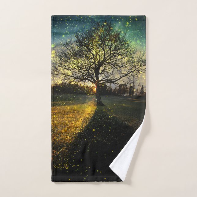 Magical fireflies dreamy landscape (Toalla de mano)