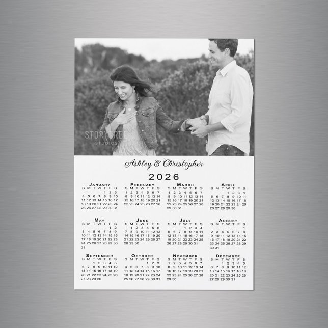 Magnet del calendario 2026 personalizado de sus no (Your Photo Names Personalized 2026 Calendar Magnet in situ)