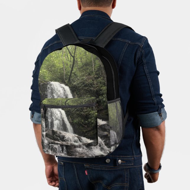 Magnífica cascada y mochila de paisaje verde (Insitu (Modelo))