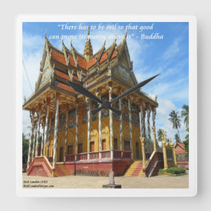 Magnífico templo budista y reloj de pared proverbi