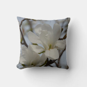 Magnolia blanca floreciendo en el Cojín decorativo
