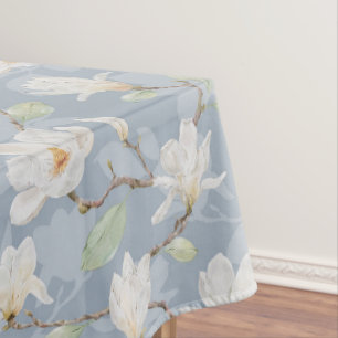 Magnolia blanca pintada a mano en mantel azul ciel