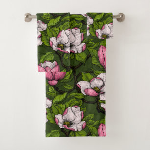 Magnolia floreciente en verde oscuro