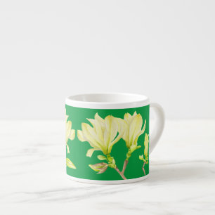 Magnolias amarillas en una taza de espresso