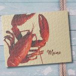 Maine Red Lobster Personalizado Puzzle<br><div class="desc">Este rompecabezas presenta un bogavante rojo y texto "Maine". ¡Personalízalo por un toque único! Perfecto para una noche de diversión en las vacaciones...  Escábalo y cuélguelo con orgullo en la casa de la playa.</div>