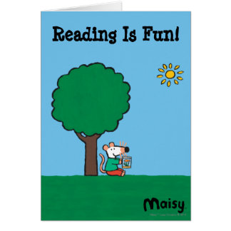 Maisy lee su libro de la biblioteca afuera