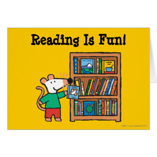 Maisy y un estante de libros