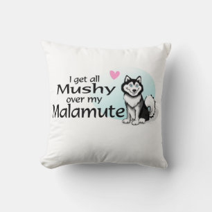 Malamuta tirando almohada