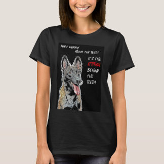 Malinois de Bélgica y la camiseta de la actitud