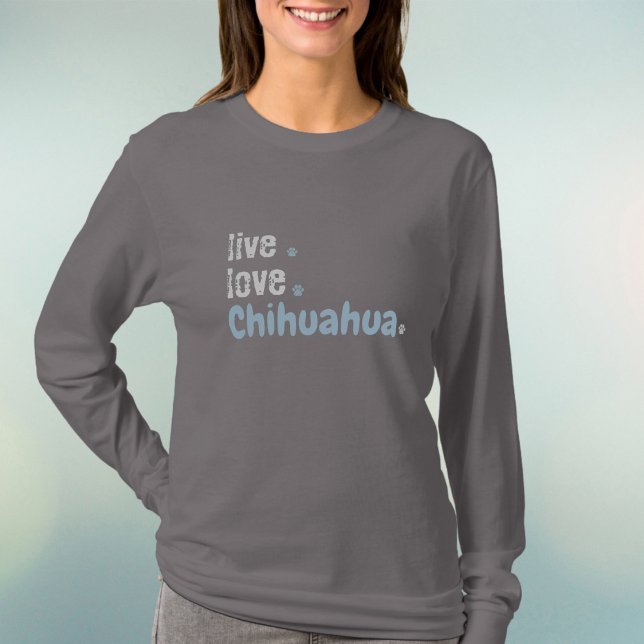 Mamá de Chihuahua vive amor camiseta de manga larg (Chihuahua mom's will love chilling in this cute long sleeve
shirt...and it can be customized!)