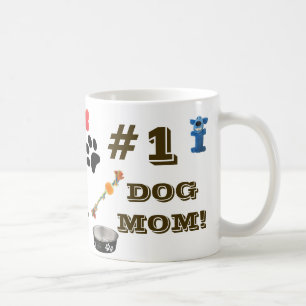 Mamá de perro con juguete de perro y taza de café