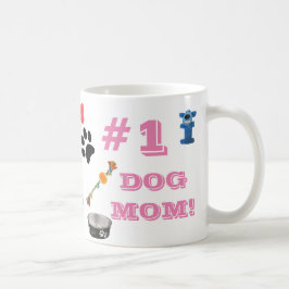 Mamá de perro con juguete de perro y taza de café