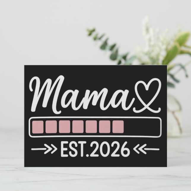 Mamá está. 2026 Anuncio de Embarazo Mamá (Anverso de pie)