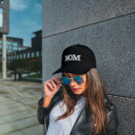 Mamá, gorra de béisbol con bordado negro y blanco<br><div class="desc">Gorra amable para ella. Blanco y negro. ¡Hace un gran regalo de ducha para bebés!</div>