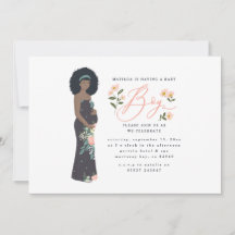 Mamá negra de pelo oscuro para ser de un niño con