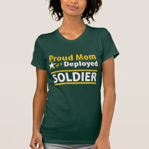 Mamá orgullosa de encargo de una camisa desplegad