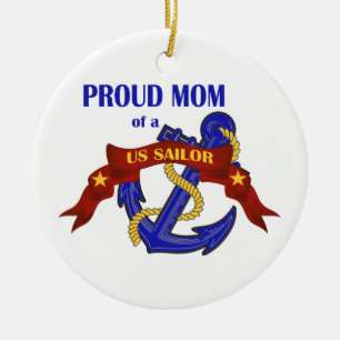 Mamá orgullosa de un ornamento del marinero de los