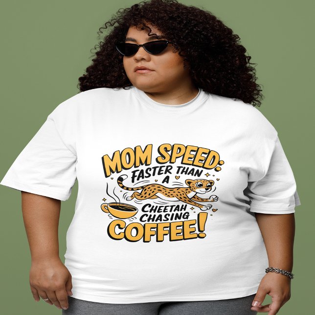 Mamá Velocidad Más Rápido Que Un Chita Persiguiend (Mom Speed Faster Than A Cheetah Chasing Coffee Plus Size T-Shirt)