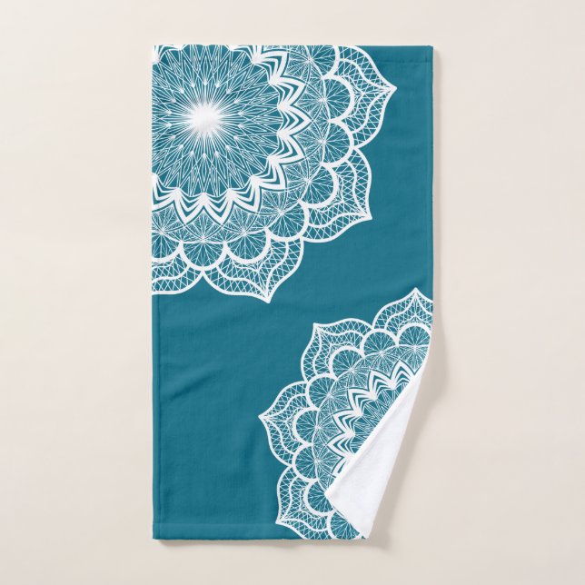 Mandala blanca sobre fondo azul (Toalla de mano)