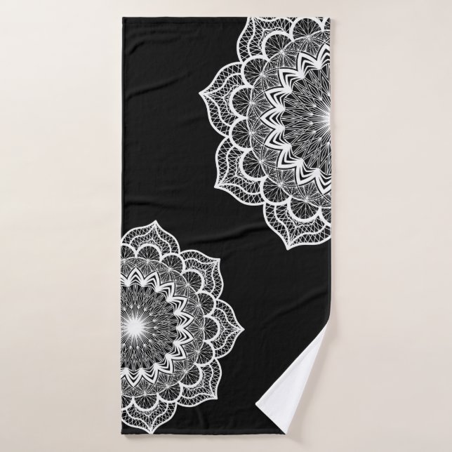 Mandala Blanco sobre Fondo Negro (Toalla de baño)