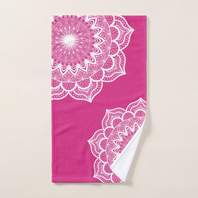 Mándala blanco sobre fondo rosa (Toalla de mano)