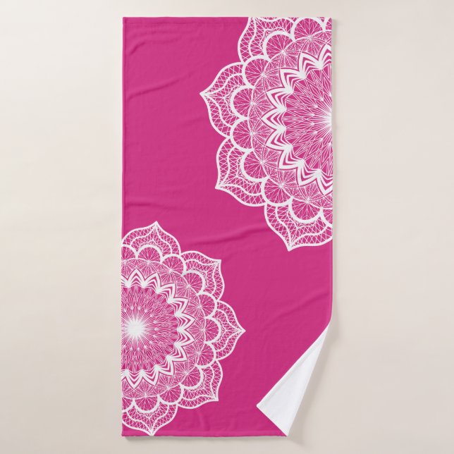Mándala blanco sobre fondo rosa (Toalla de baño)