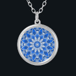 Mandala en collar azul<br><div class="desc">Mientras que la mandala se originó en la India, hoy la belleza de los mandalas modernizados son adecuados para muchos objetos en el hogar, así como para decoraciones en ropa. Nota: hay una variedad de productos con este diseño adecuado para su hogar o función, y mandalas en otros colores.</div>