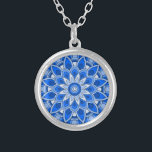 Mandala en collar azul<br><div class="desc">Mientras que la mandala se originó en la India,  hoy la belleza de los mandalas modernizados son adecuados para muchos objetos en el hogar,  así como para decoraciones en ropa. Nota: hay una variedad de productos con este diseño adecuado para su hogar o función,  y mandalas en otros colores.</div>