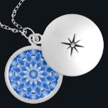 Mandala en collar azul<br><div class="desc">Mientras que la mandala se originó en la India,  hoy la belleza de los mandalas modernizados son adecuados para muchos objetos en el hogar,  así como para decoraciones en ropa. Nota: hay una variedad de productos con este diseño adecuado para su hogar o función,  y mandalas en otros colores.</div>