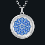Mandala en collar azul<br><div class="desc">Mientras que la mandala se originó en la India,  hoy la belleza de los mandalas modernizados son adecuados para muchos objetos en el hogar,  así como para decoraciones en ropa. Nota: hay una variedad de productos con este diseño adecuado para su hogar o función,  y mandalas en otros colores.</div>