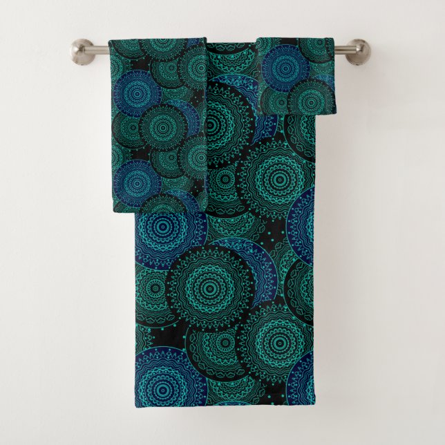 Mandala redonda azul turquesa sobre fondo negro (In situ)