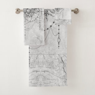 Mandala sobre el juego de toallas de baño de mármo