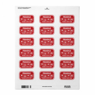 Manejo rojo frágil con etiqueta de correo con cuid