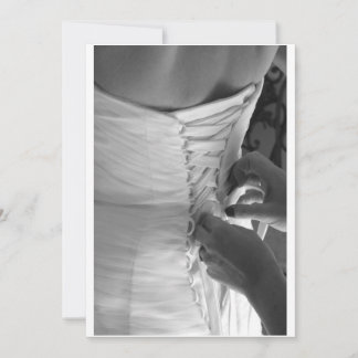 Mano de mujer sujetando el vestido boda hacia atrá
