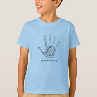Mano del azul de la camiseta del niño de