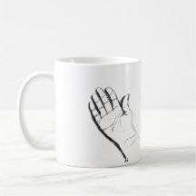 mano en blanco y negro en taza de café