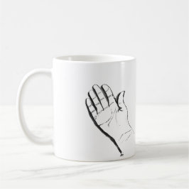 mano en blanco y negro en taza de café