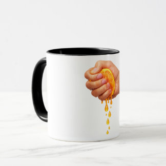 “Mano exprimiendo naranja jugosa – Taza de cítrico