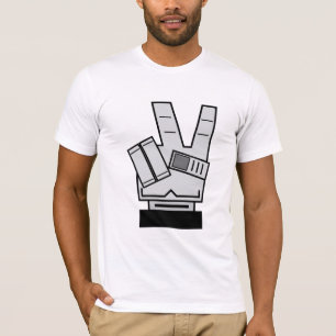 Mano robótica que muestra una camiseta con signo d