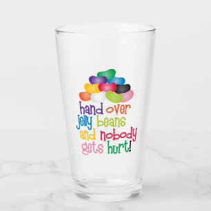 Mano sobre los granos de gelatina