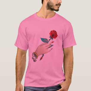 "Mano sosteniendo una camiseta Rosa"