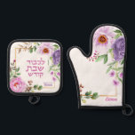 Manoplas Guante de horno floral hebreo para Shabat   Set de<br><div class="desc">Un regalo hermoso y práctico para tu chef judía favorita. Este juego de agarraderas incluye las palabras hebreas L'kovod Shabbos Kodesh - En honor del Shabat. Y porque su cocina es una obra de arte, este diseño tiene espacio para firmar su nombre con un toque de estilo. Perfecto como un...</div>
