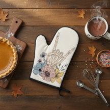 Roca floral sobre Skeleton Hand Oven Mitt