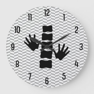 Manos de la quiropráctica y reloj de pared del